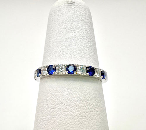 18 Karat White Gold Diamond And Blue Sapphire Fashion Ring