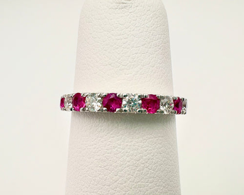 18 Karat White Gold Diamond And Pink Sapphire Fashion Ring